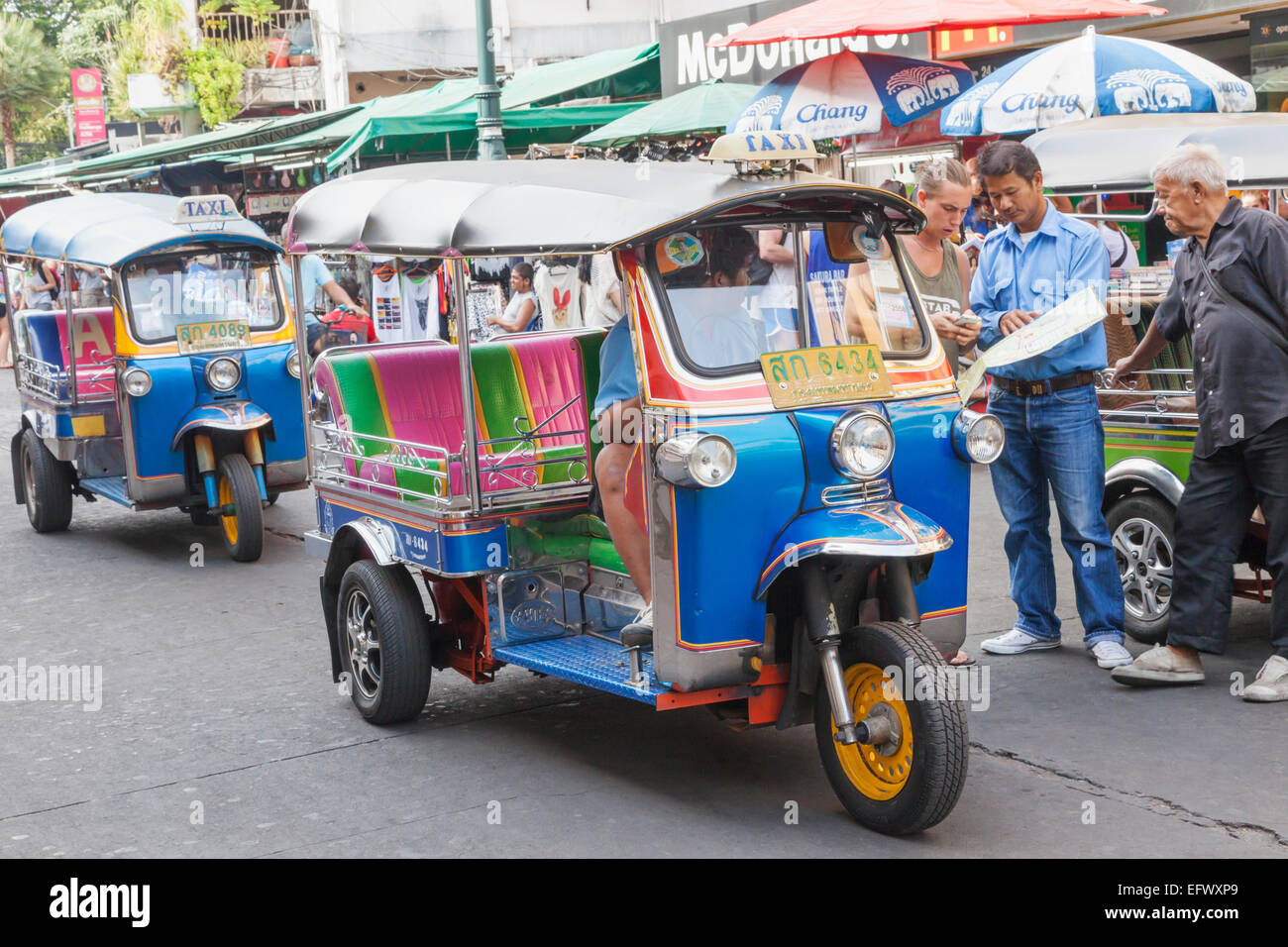 Thailand, Bangkok, Khaosan Road, junge Touristen und Tuk-Tuk