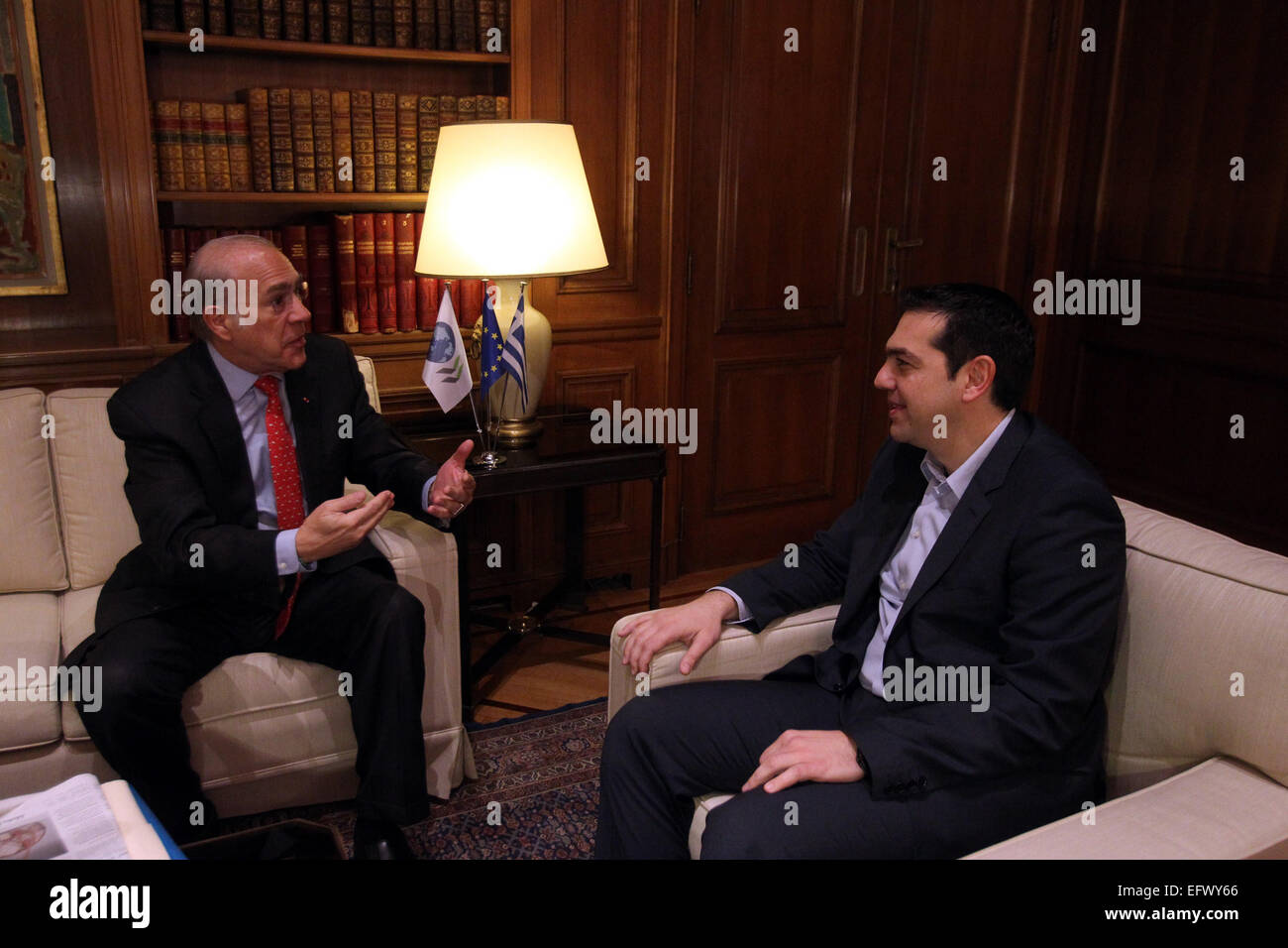 Athen, Griechenland. 11. Februar 2015. Greek Prime Minister Alexis Tsipras (R) trifft sich mit OECD-Vorsitzender Jos¨¦ Angel Gurria in Athen, 11. Februar 2015. Wenige Stunden vor einem Notfall Eurozone treffen am Mittwoch auf die griechische Schuldenkrise und einem EU-Gipfel am Donnerstag, sandte den griechischen Premierminister eine klare Botschaft zu internationalen Gläubiger Griechenlands, die seine Regierung seine Anti-Rettung und gegen Sparpolitik Policy-Programm umsetzen will. Bildnachweis: Marios Lolos/Xinhua/Alamy Live-Nachrichten Stockfoto