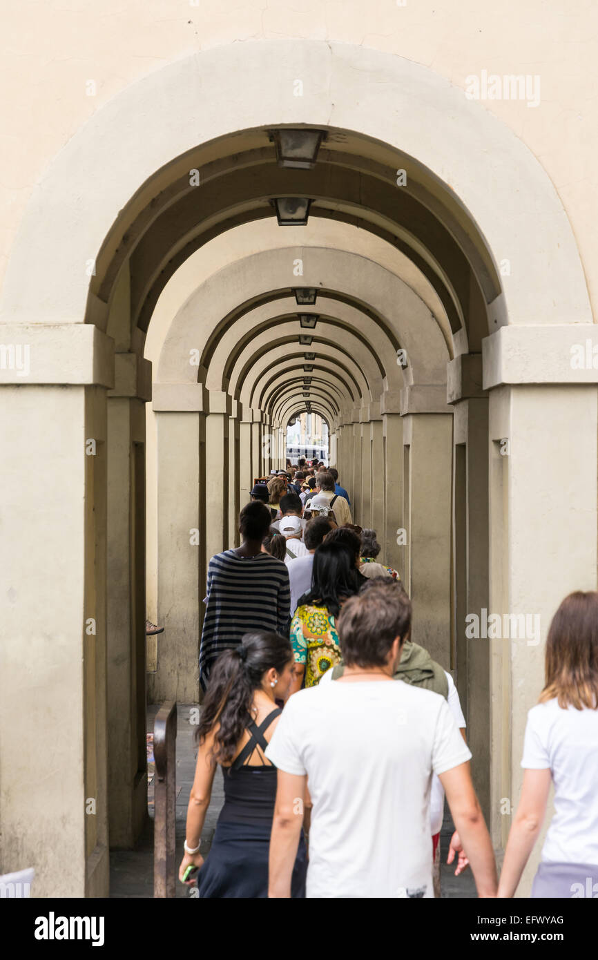 Florenz – 26. August 2014:Vasari Flur neben der alten Brücke, die zu den Uffizien führt ist immer sehr beschäftigt mit Stockfoto
