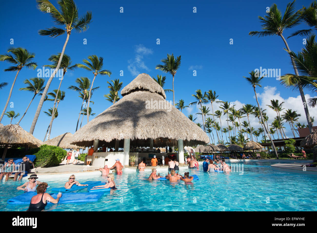 Swim up bar Fotos und Bildmaterial in hoher Auflösung Alamy