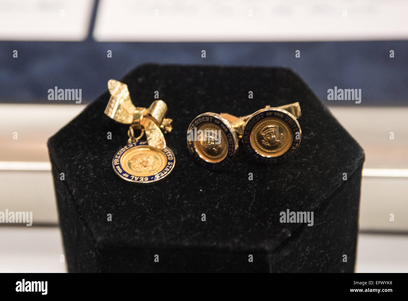 London, UK. 11. Februar 2015. Elvis in der O2. Die Ausstellung seines Lebens zeigt Hunderte von persönlichen Erinnerungsstücken einschließlich seine gold lame Suiten und die kultige schwarze Lederkombi während 1968 Comeback Special von Elvis Presley getragen.  Die Ausstellung dauert bis zum 31. August 2015. Bildnachweis: Siehe Li/Alamy Live News Stockfoto London, UK. 11. Februar 2015. Elvis in der O2. Die Ausstellung seines Lebens zeigt Hunderte von persönlichen Erinnerungsstücken einschließlich seine gold lame Suiten und die kultige schwarze Lederkombi während 1968 Comeback Special von Elvis Presley getragen.  Die Ausstellung dauert bis zum 31. August 2015. Bildnachweis: Siehe Li/Alamy Live News Stockfoto