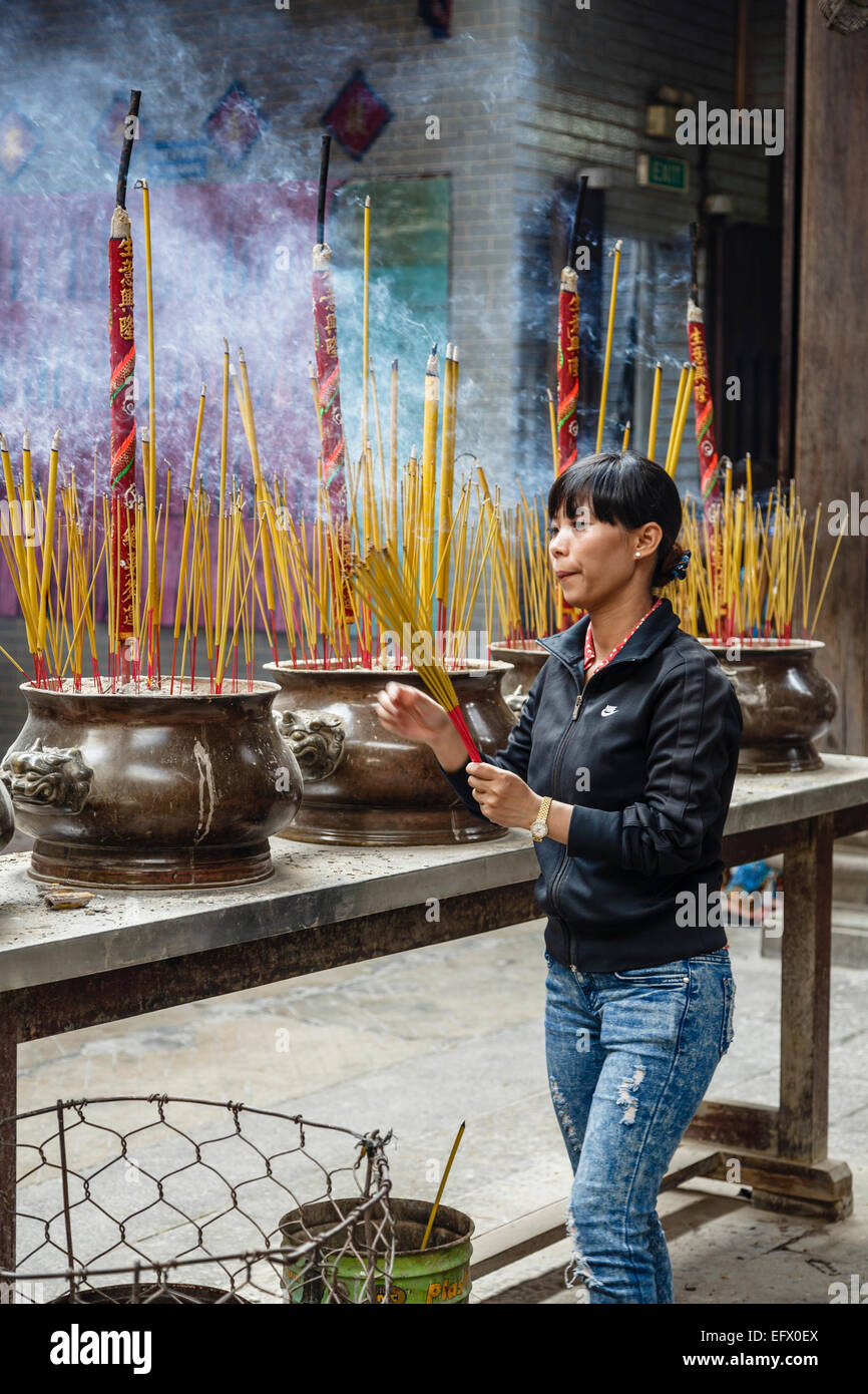 Frau beten Thien Hau Pagode in Cholon (Chinatown), Ho-Chi-Minh-Stadt (Saigon), Vietnam. Stockfoto