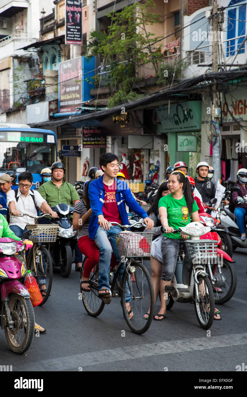 Menschen auf Fahrrädern in Cholon (Chinatown), Ho-Chi-Minh-Stadt (Saigon), Vietnam. Stockfoto