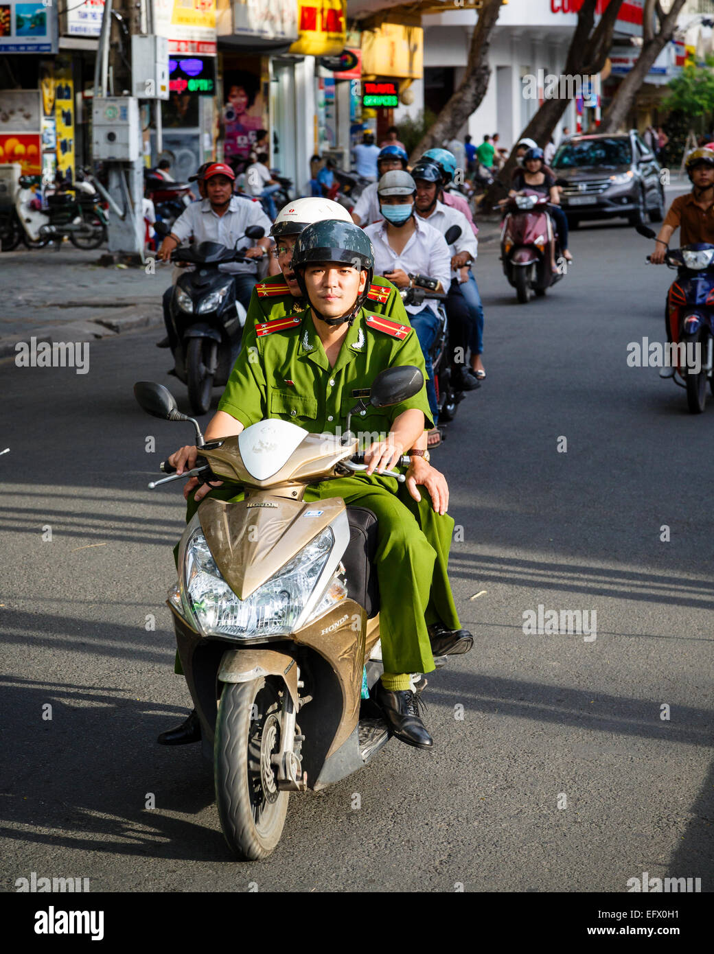 Militärpolizei Männer Motorroller in Cholon (Chinatown), Ho-Chi-Minh-Stadt (Saigon), Vietnam. Stockfoto