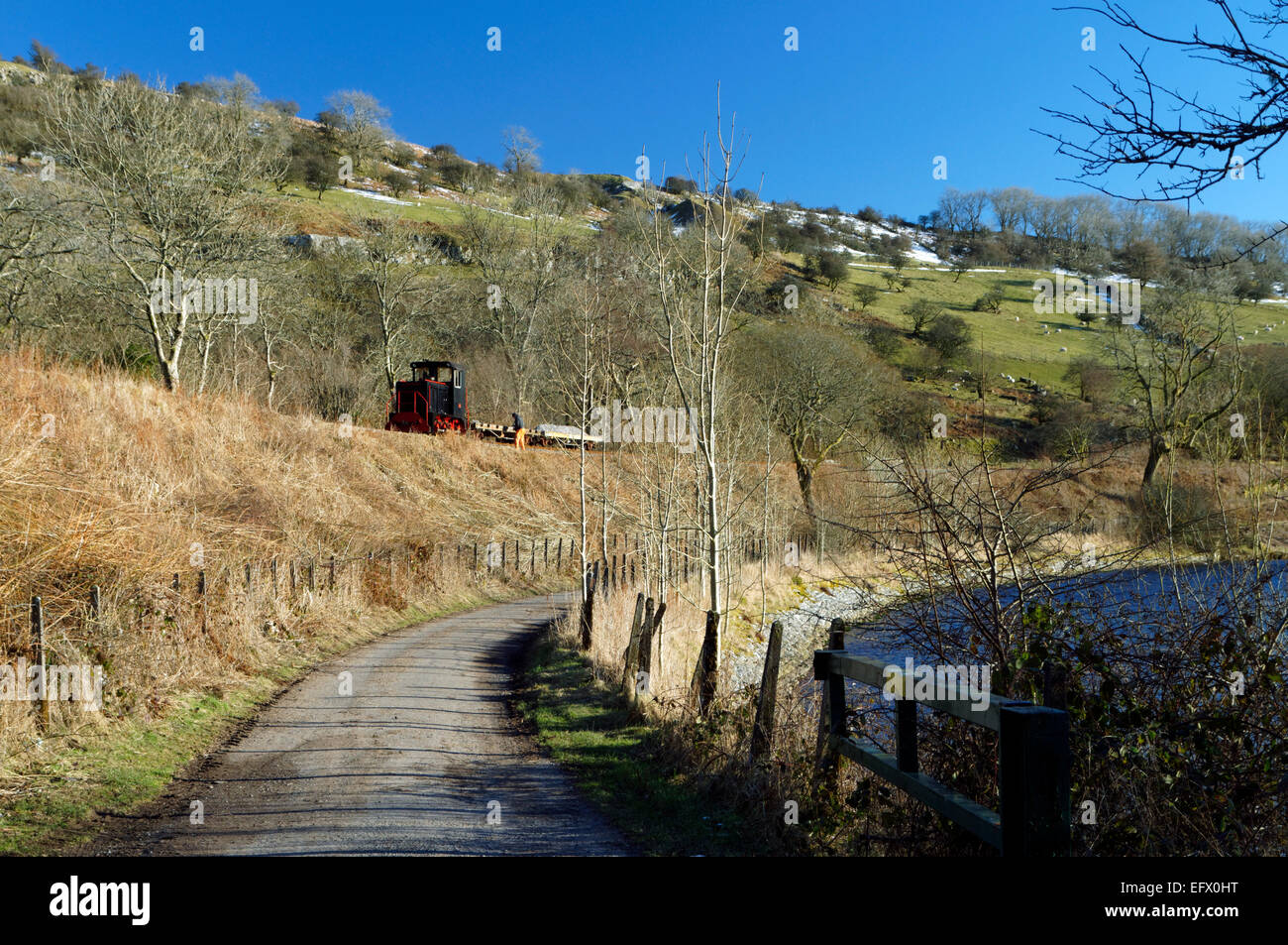 Diesel Lokomotive Durchführung von Wartungsarbeiten am Brecon Bergbahn, Pontsticill, Merthyr Tydfil, Wales. Stockfoto