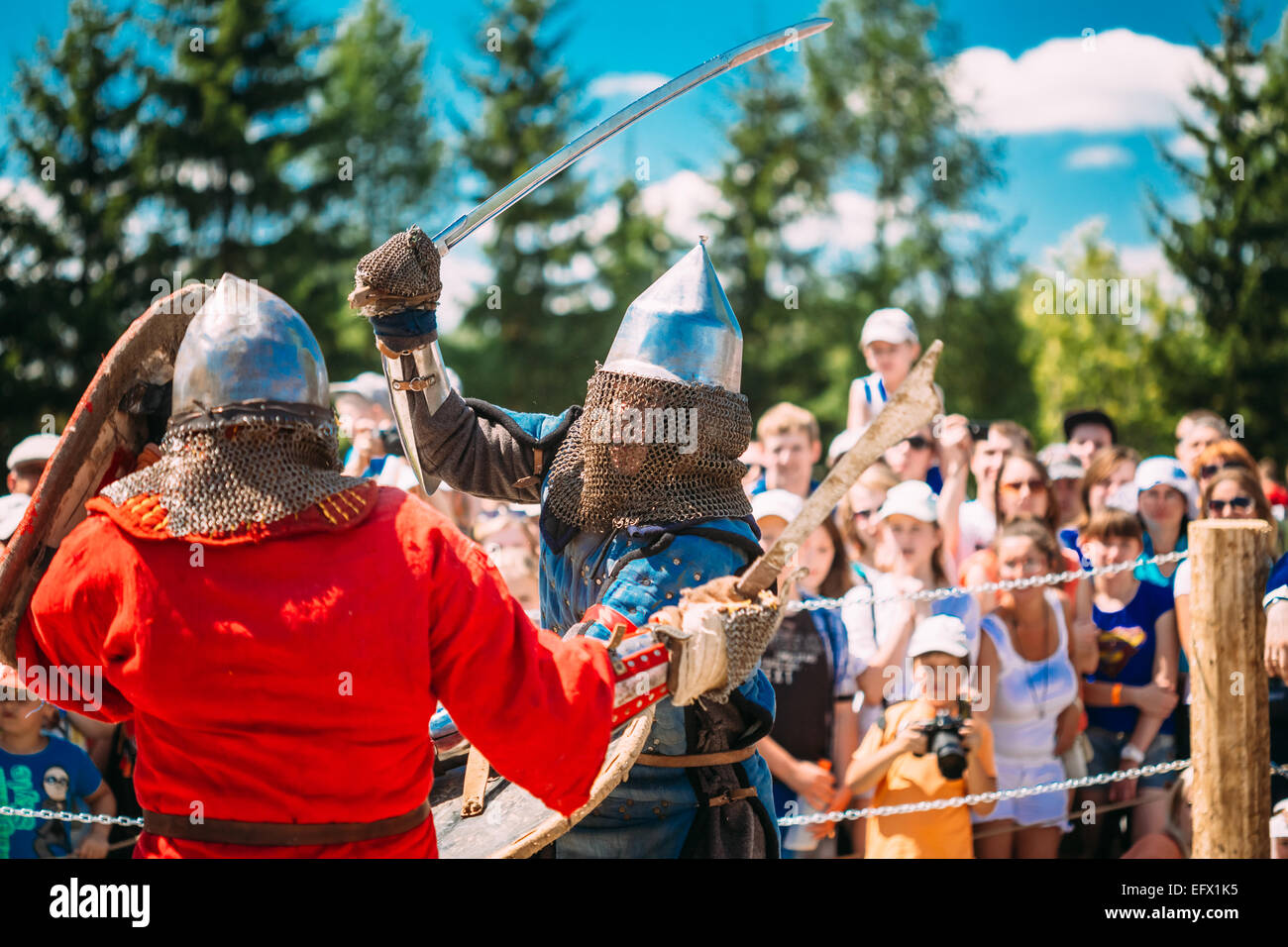 MINSK, BELARUS - 19. Juli 2014: Denkmalpflege des ritterlichen Kampfes am Festival der mittelalterlichen Kultur Stockfoto