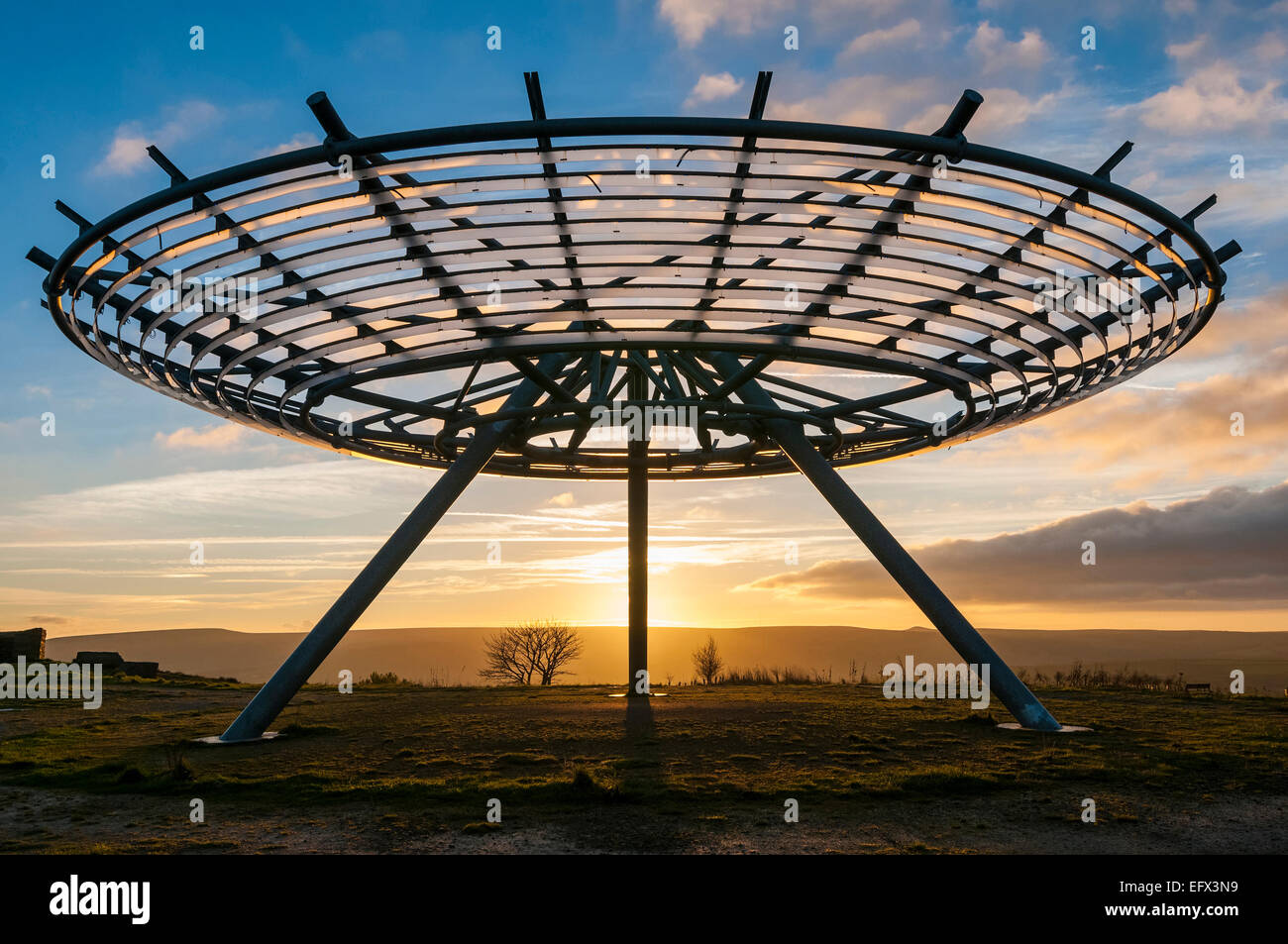 Halo - ein Panoptikum in Haslingden, Rossendale, Lancashire. Entworfen von John Kennedy von LandLab, ist "Halo" ein 18m Durchmesser Stahl Stockfoto