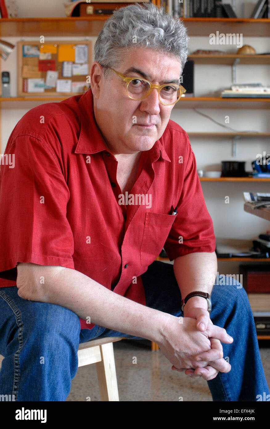 Porträt. Quim Monzó. Spanisch-katalanische Schriftsteller-Journalist und Autor, in seinem Studio in Barcelona Stockfoto