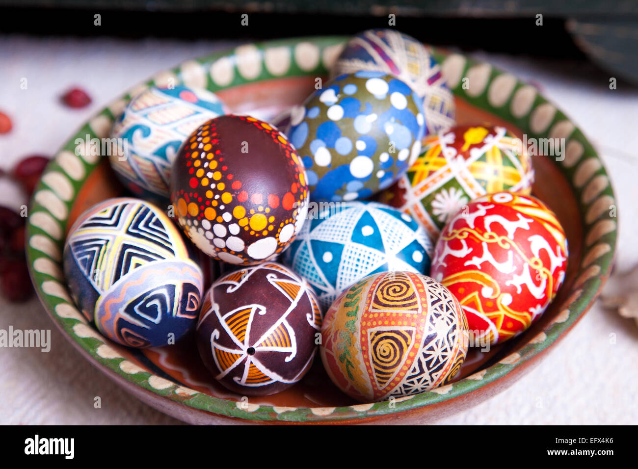 Mischung aus gefärbten Eiern mit den traditionellen designs Stockfoto