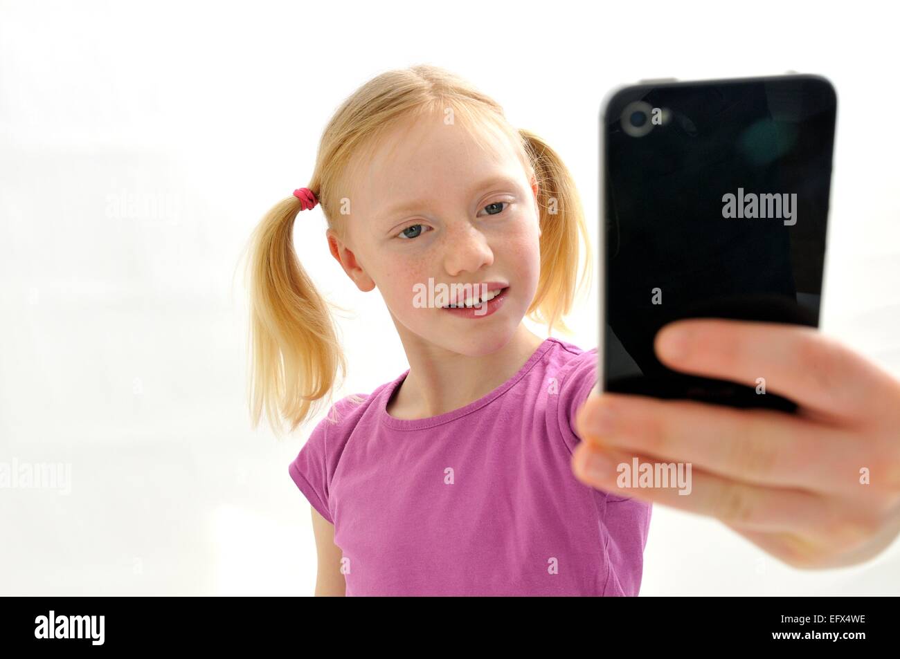 Junges Mädchen Selbstporträt Foto mit Kamera-Handy Stockfoto