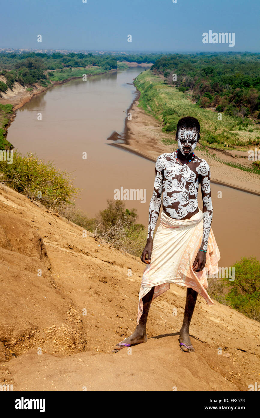 Ein Junge aus der Karo-Stammes, nieder Dorf Omo-Tal, Äthiopien Stockfoto