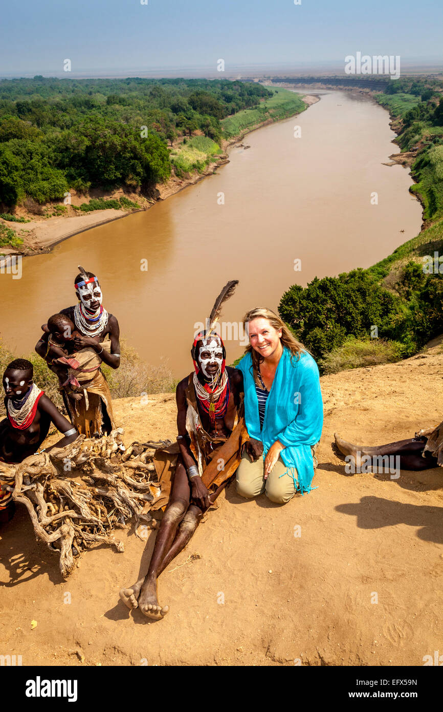 Ein Tourist posiert für ein Foto mit einer Frau vom Stamm Karo, nieder Dorf, das Omo-Tal, Äthiopien Stockfoto