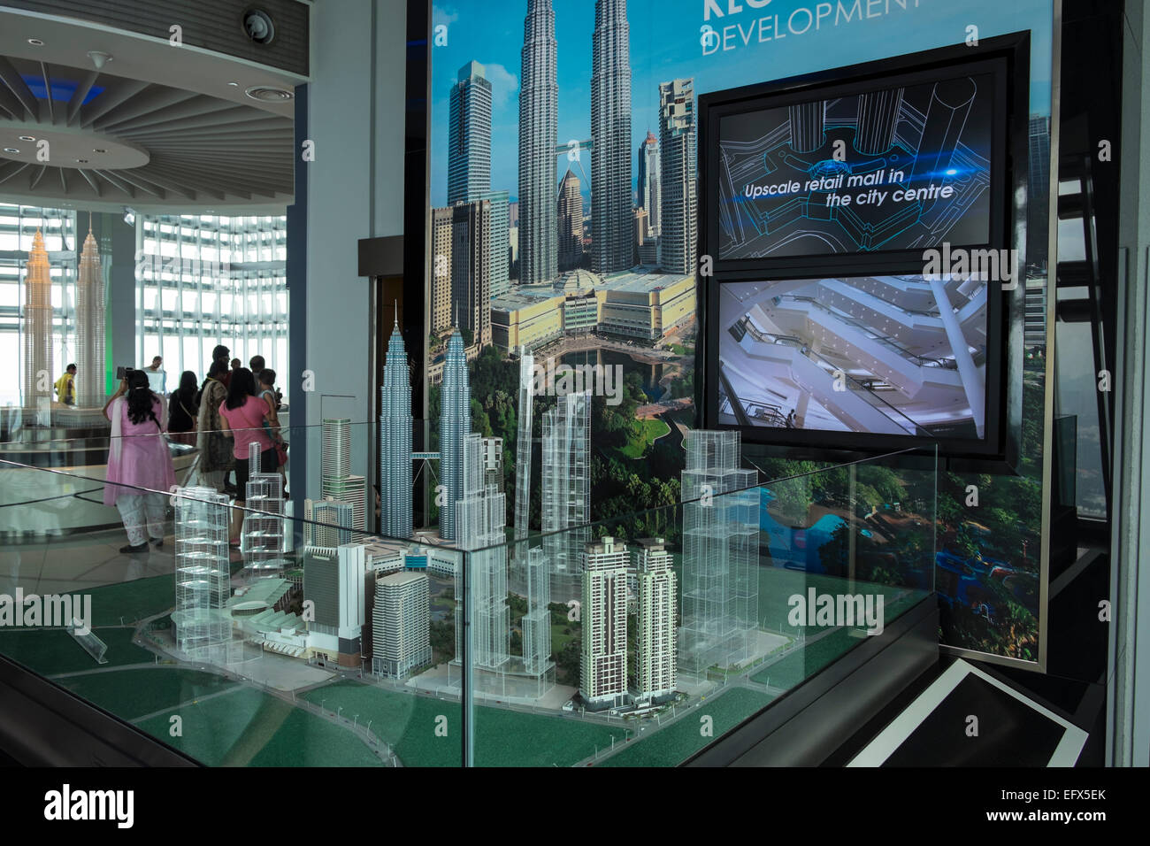 Architekturmodell von den Petronas Twin Towers und Umgebung in Kual Lumpur auf dem Display in der 86. Etage Beobachtung de Stockfoto