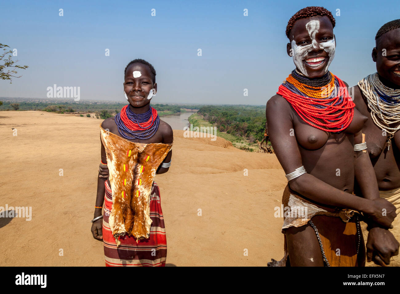 Junge Leute aus der Karo-Stammes, nieder Dorf Omo-Tal, Äthiopien Stockfoto
