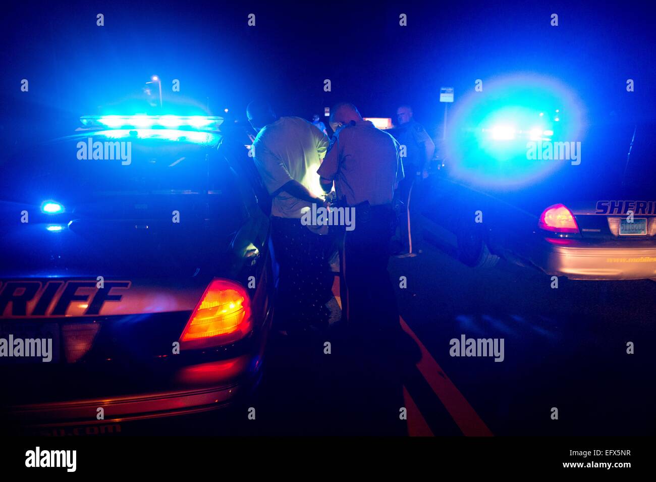 US-Marshals Service-Agenten und Mobile Polizisten verhaften mutmaßliche Bandenmitglied während Betrieb Triple Beam 28. Oktober 2014 in Mobile, Alabama. Stockfoto
