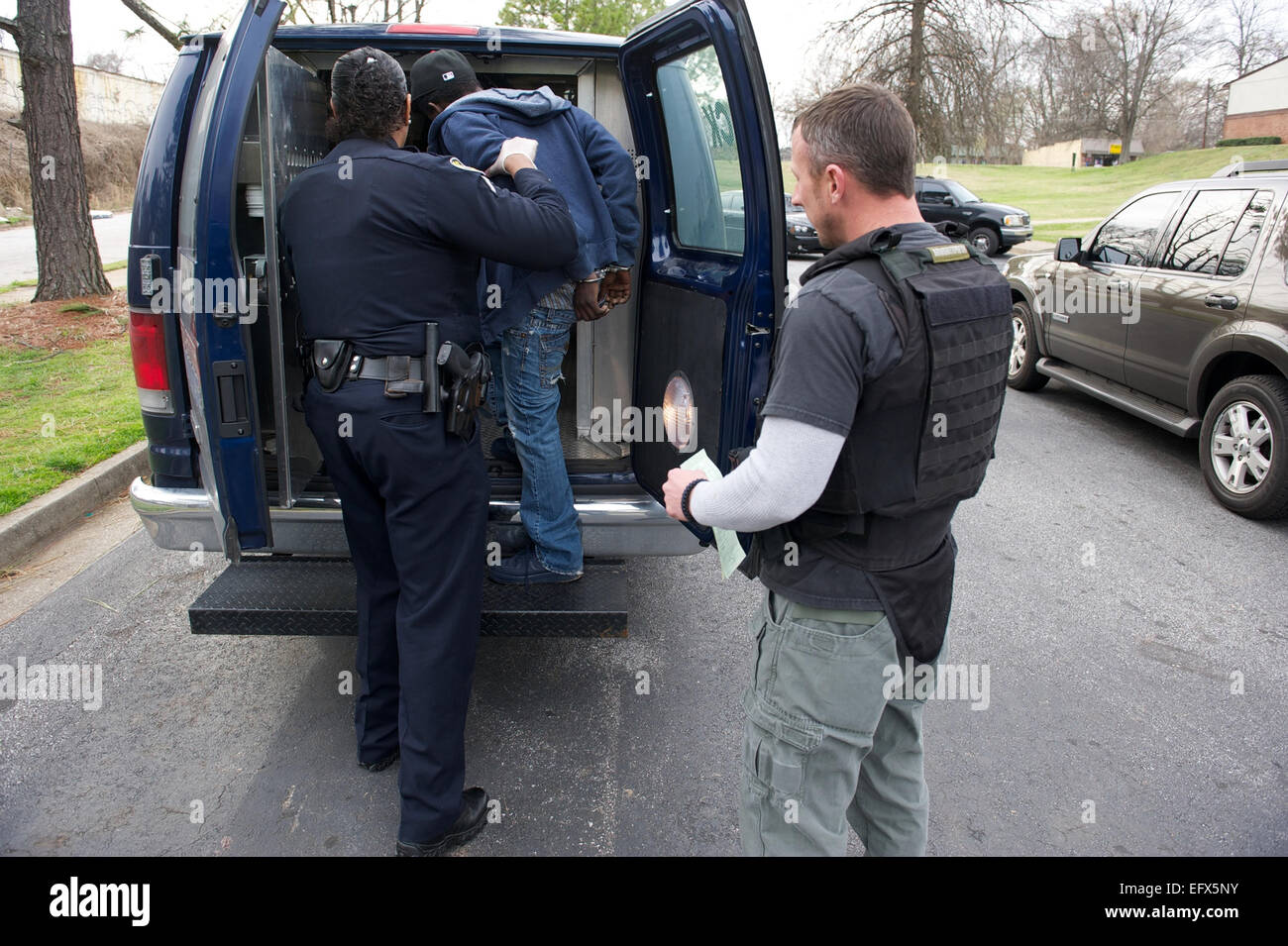 US-Marshals Service-Agenten und Atlanta Polizisten verhaften mutmaßliche Bandenmitglied während Betrieb Null Tiefe 7. März 2011 in Atlanta, GA. Stockfoto