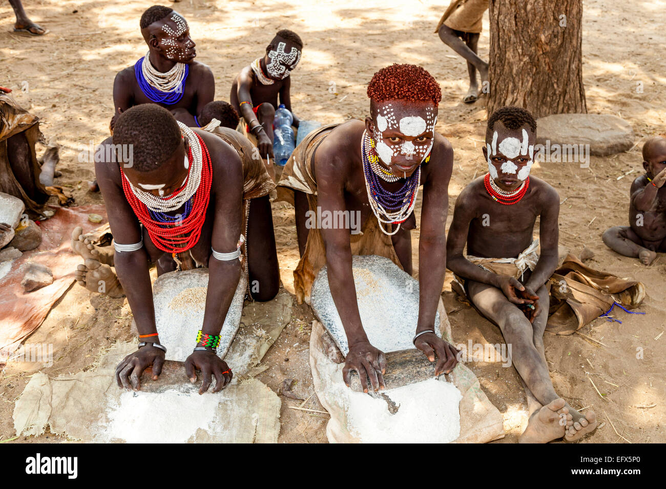 Frauen, die Schleifen, Sorghum, Dorf nieder, der unteren Omo-Tal, Äthiopien Stockfoto