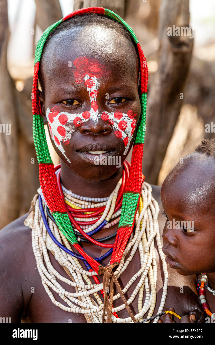 Mutter und Kind von der Karo-Stamm, Dorf nieder, der unteren Omo-Tal, Äthiopien Stockfoto