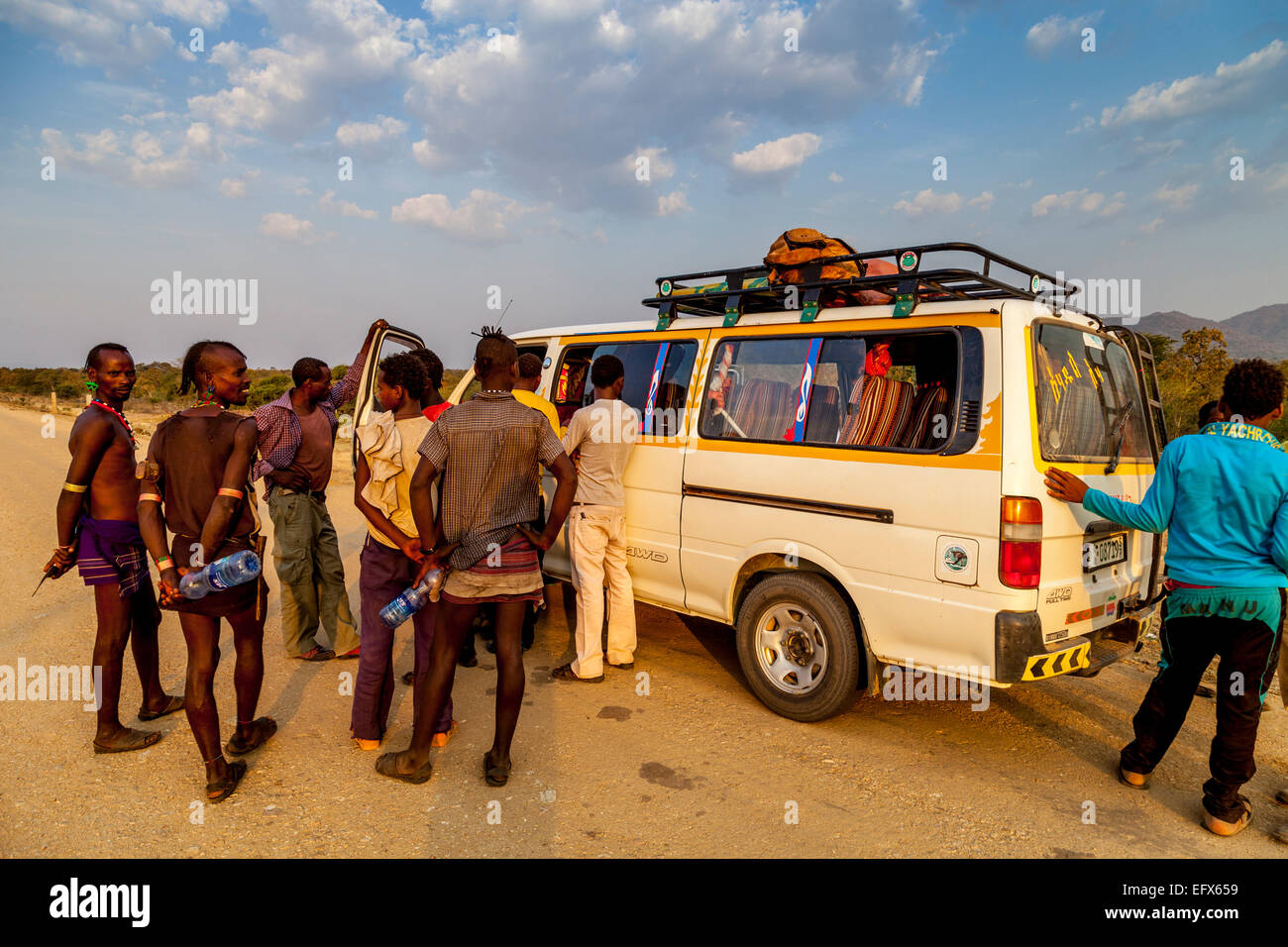 Hamer Stammesangehörigen versammeln sich um ein Mini-Bus in der Nähe von Turmi, Omo-Tal, Äthiopien aufgeschlüsselt Stockfoto