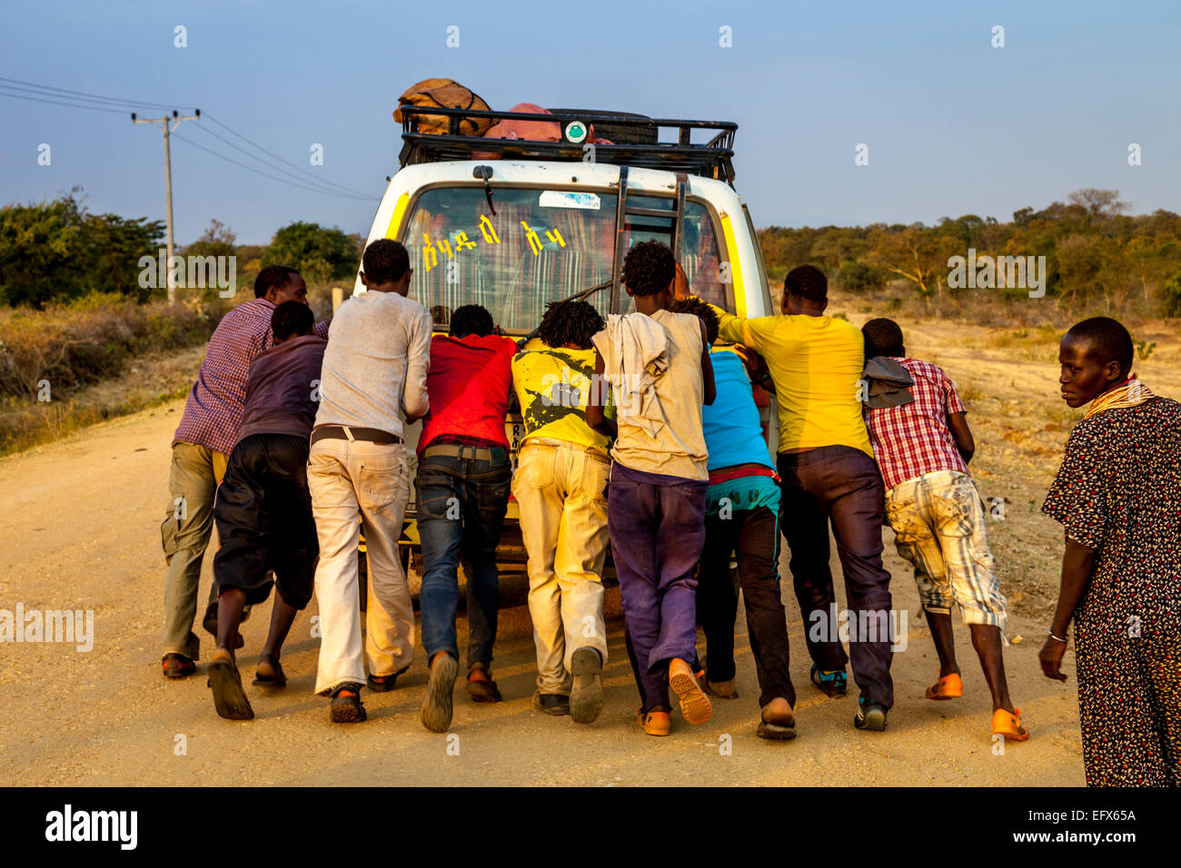 Passagiere zu drücken Start A aufgeschlüsselt Mini-Bus in der Nähe von Turmi, Omo-Tal, Äthiopien Stockfoto