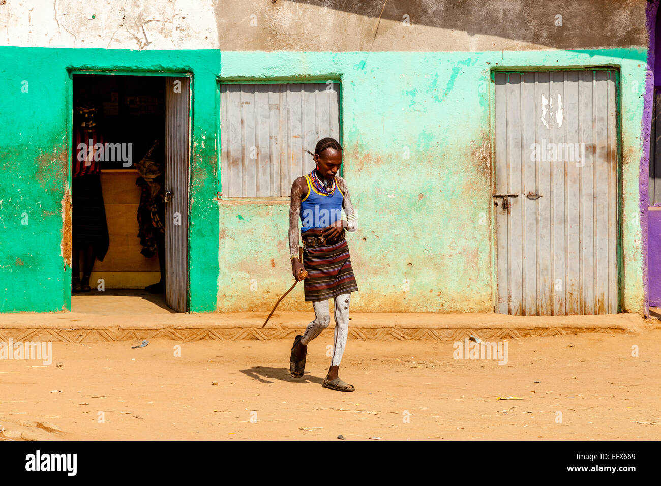 Ein Mann aus dem Dassanech Stamm auf dem Markt In Turmi, Omo-Tal, Äthiopien Stockfoto