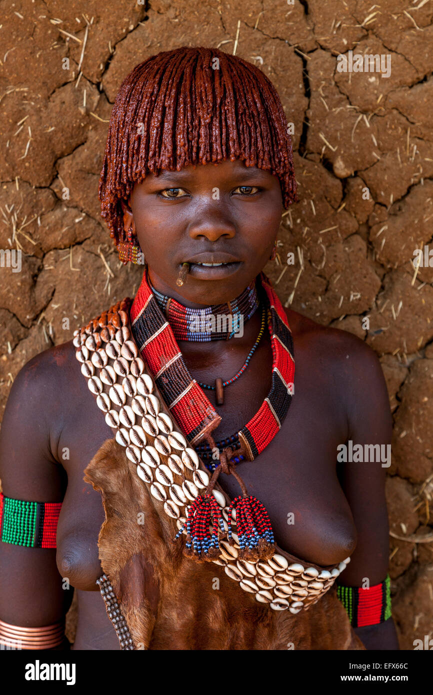 Ein Porträt einer jungen Frau vom Stamm der Hamer, Montag Markt, Turmi, der Omo-Tal, Äthiopien Stockfoto