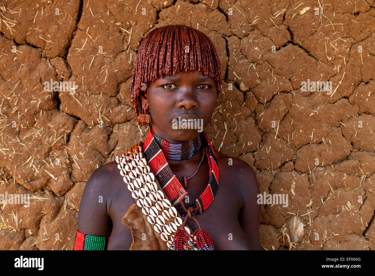 Ein Porträt einer jungen Frau vom Stamm der Hamer, Montag Markt, Turmi, der Omo-Tal, Äthiopien Stockfoto