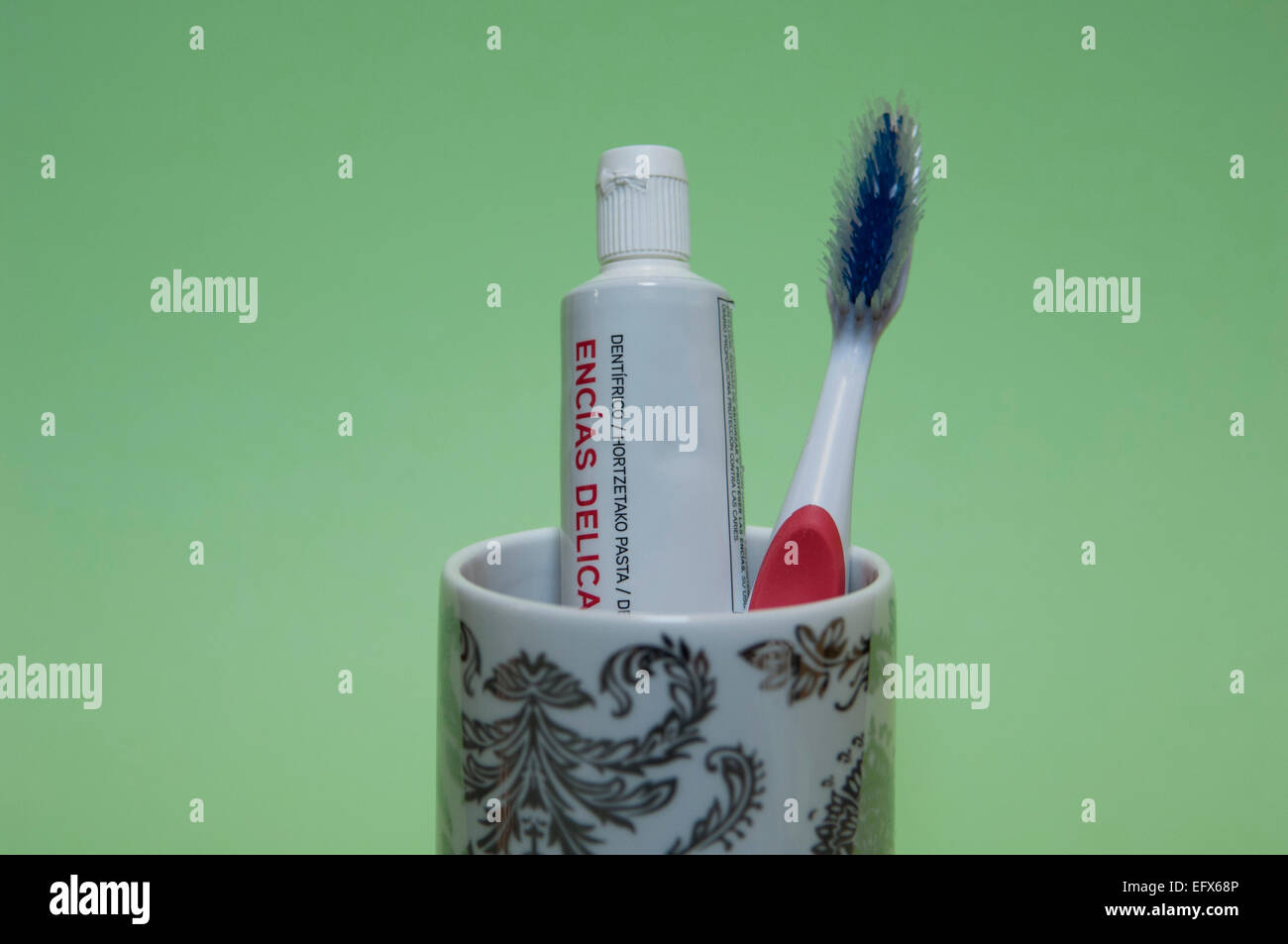 Zahnbürste und Zahnpasta in einem Glas Stockfoto