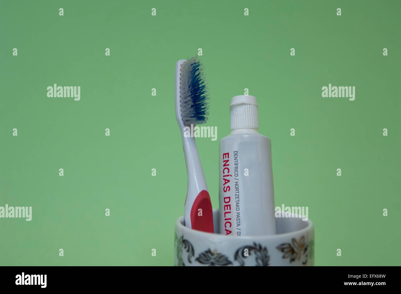 Zahnbürste und Zahnpasta in einem Glas Stockfoto