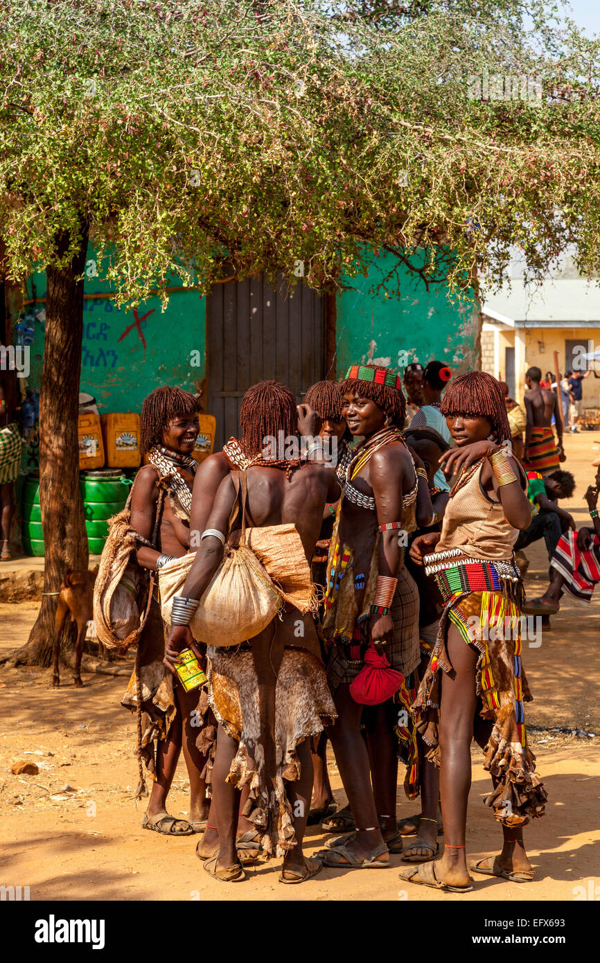 Eine Gruppe von Frauen aus dem Hamer-Stamm im Chat am Montag Markt In Turmi, Omo-Tal, Äthiopien Stockfoto