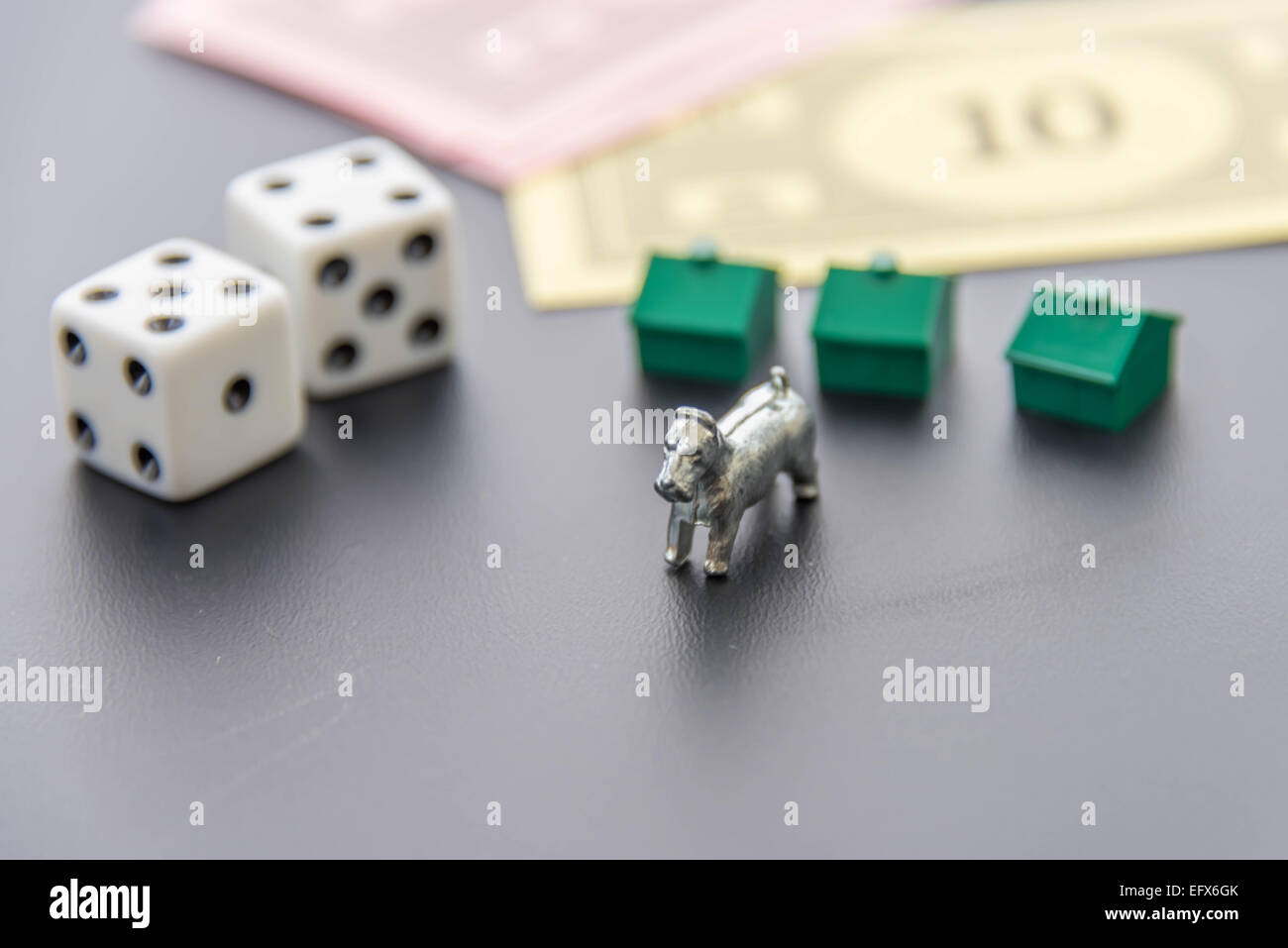 8. Februar 2015 - Houston, TX, USA.  Monopoly-Geld, Hund und grün Häuser Stockfoto