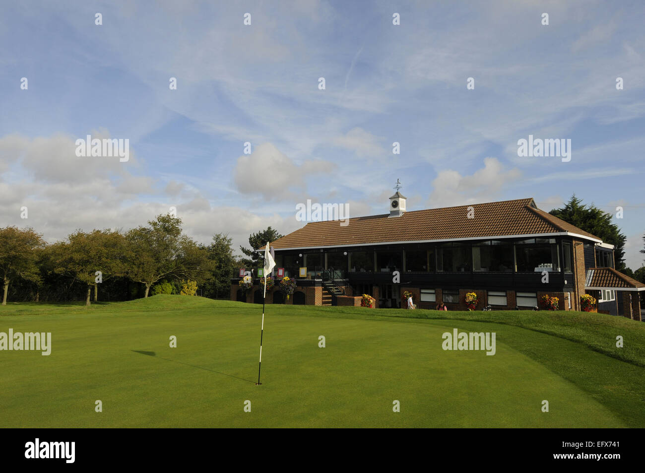 Blick auf das 18. Grün zum Clubhaus in Chelmsford Golfclub Chelmsford Essex England Stockfoto