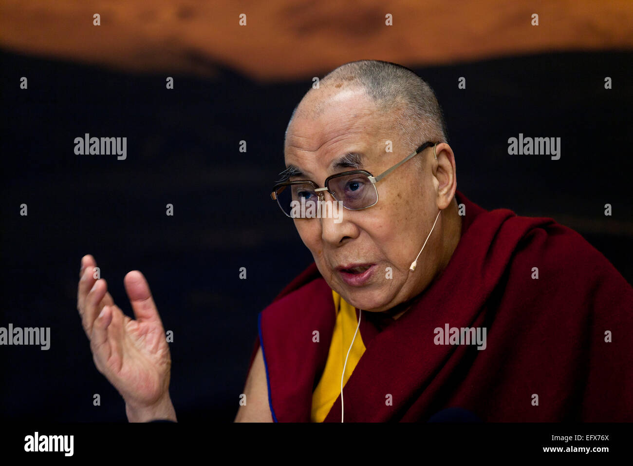 Kopenhagen, Dänemark. 11. Februar 2015. Dalai Lama - das geistliche Oberhaupt des tibetischen Volkes und für tibetische Buddhisten auf der ganzen Welt – zahlt einen zweitägigen Besuch in Dänemark. Hier im Bild bei seiner Pressekonferenz mit dänischen und internationalen Medien. Bildnachweis: OJPHOTOS/Alamy Live-Nachrichten Stockfoto