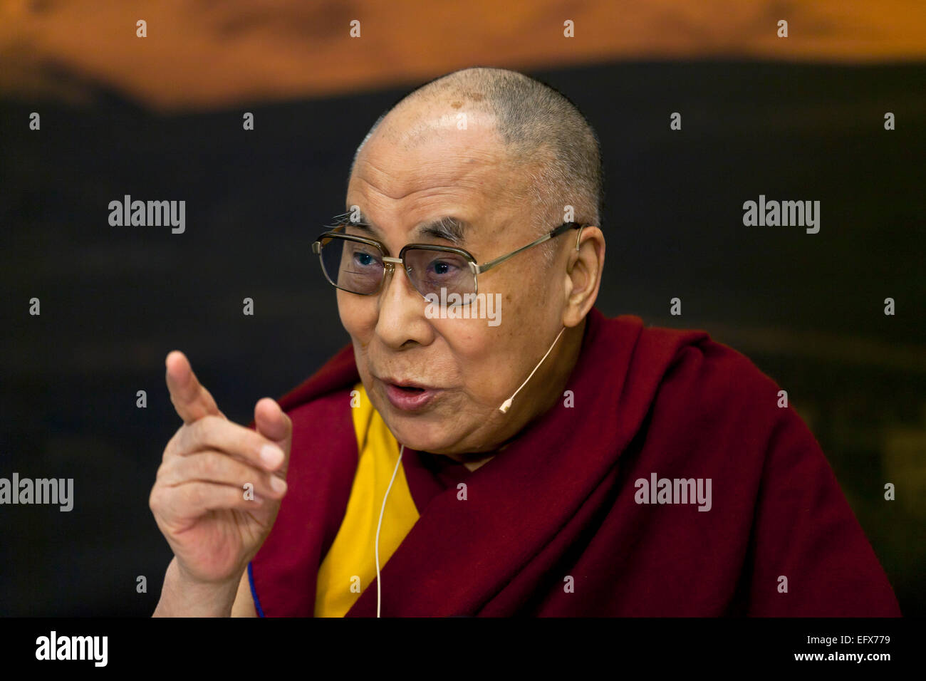 Kopenhagen, Dänemark. 11. Februar 2015. Dalai Lama spricht auf einer Pressekonferenz heute mit dänischen und internationalen Medien. "Die Chinesen will eine freie Gesellschaft mit Transparenz und die westliche Welt muss weiterhin Beziehungen zu China des positive Weg, Beziehungen und Freunde zu machen und zu beseitigen Verdacht", sagte er. Bildnachweis: OJPHOTOS/Alamy Live-Nachrichten Stockfoto