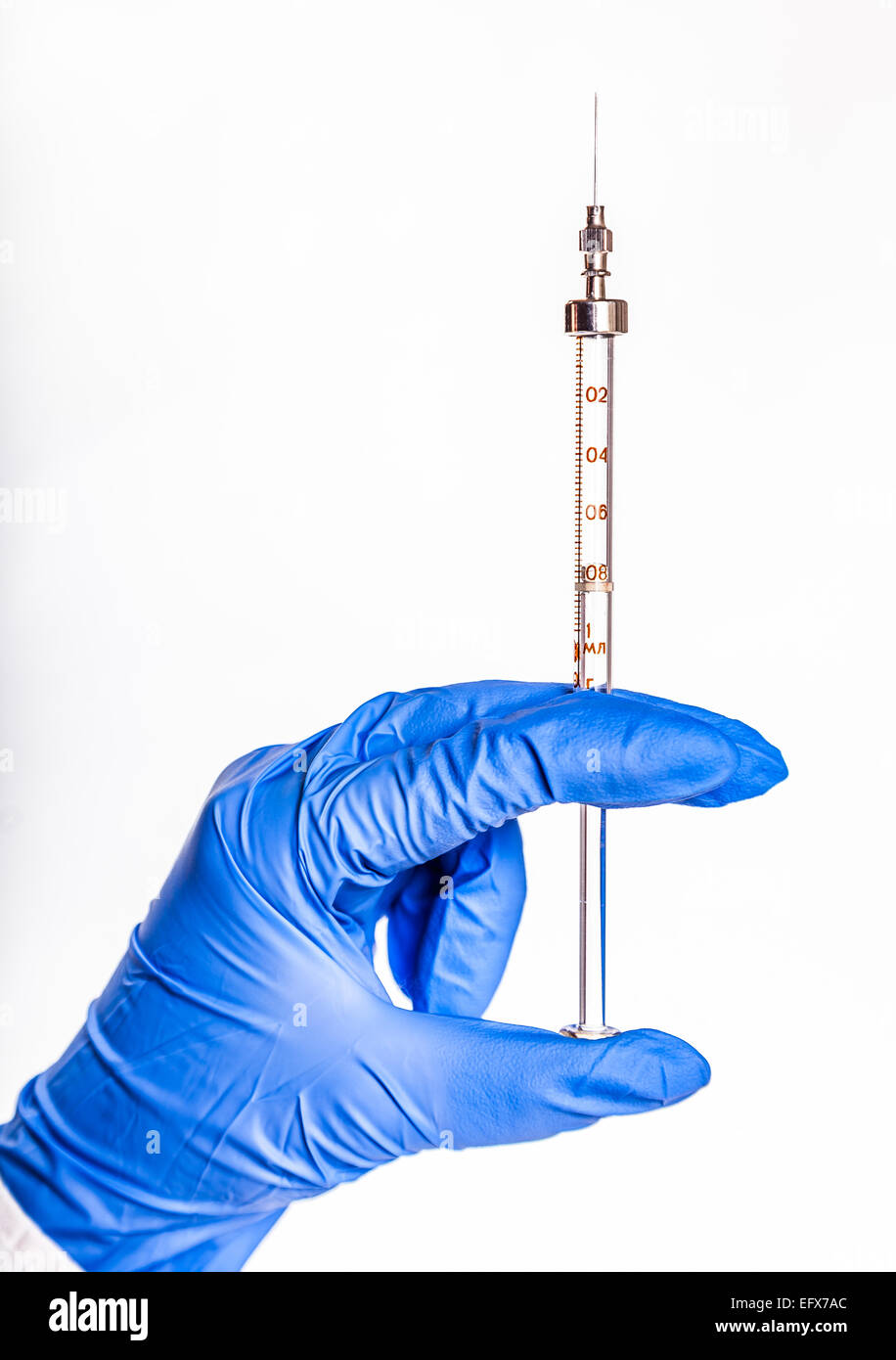 Spritze Hand medizinische Einspritzung Handschuh Gesundheitswesen Impfung Grippe Nadel blau chirurgische Behandlung Krankenhausarzt Stockfoto