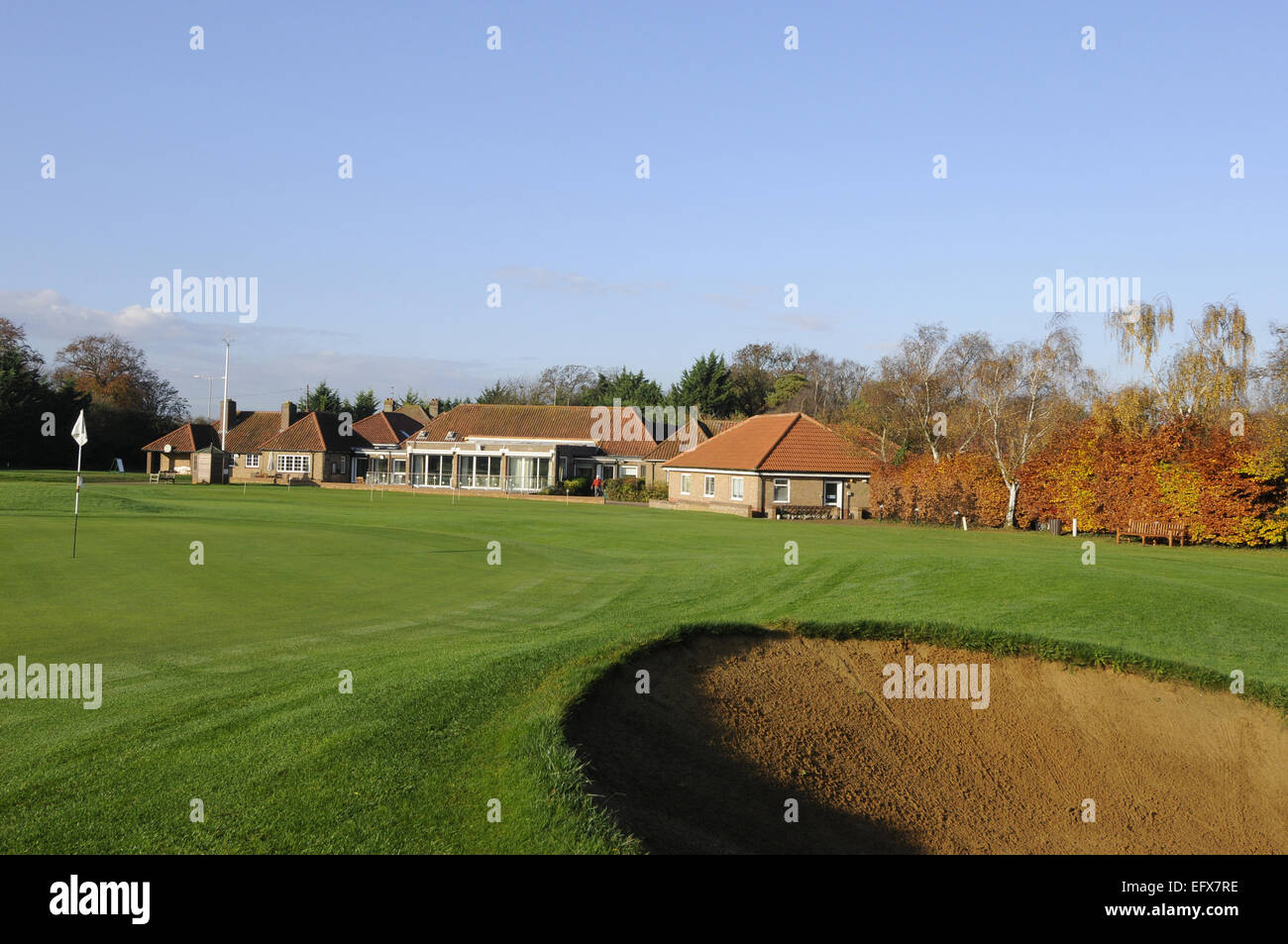 Blick im Herbst über dem 18. Grün des Old Course zum Clubhaus Gog Magog Golfclub Cambridge England Stockfoto
