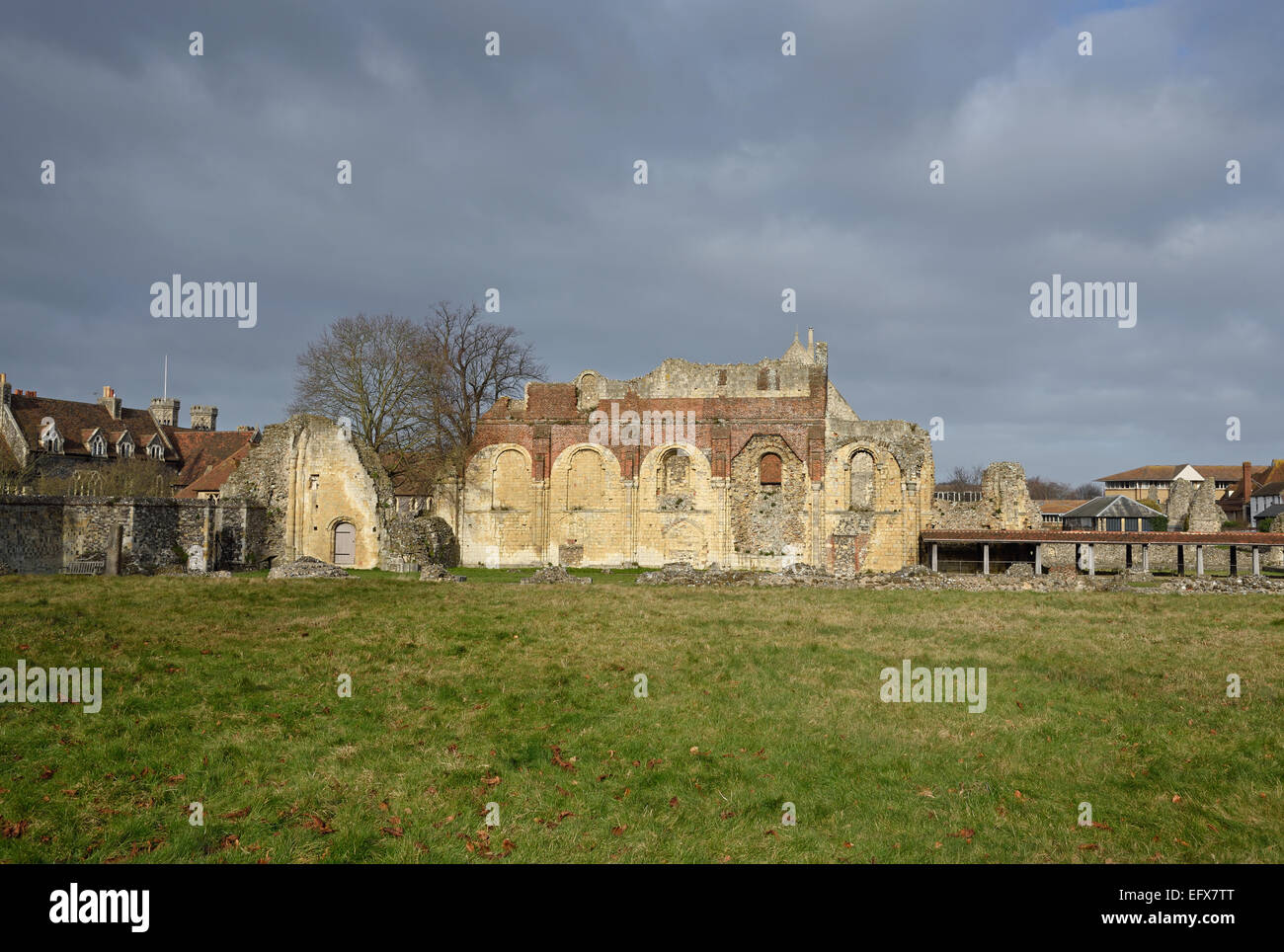 Die restlichen Nordwand des Langhauses der Kirche St. Peter und St. Paul an der St Augustine´s Abbey, Canterbury, Kent, UK Stockfoto