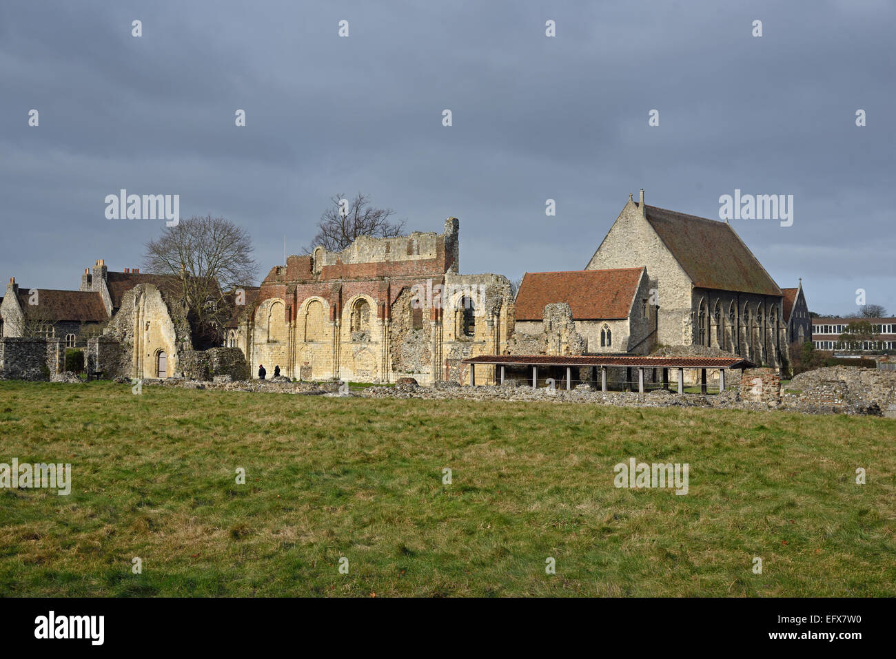 Nordwand des Langhauses der Kirche St. Peter und St. Paul & umgebaut Burgsaal und Abbot´s Stube, St Augustine´s Abbey Stockfoto