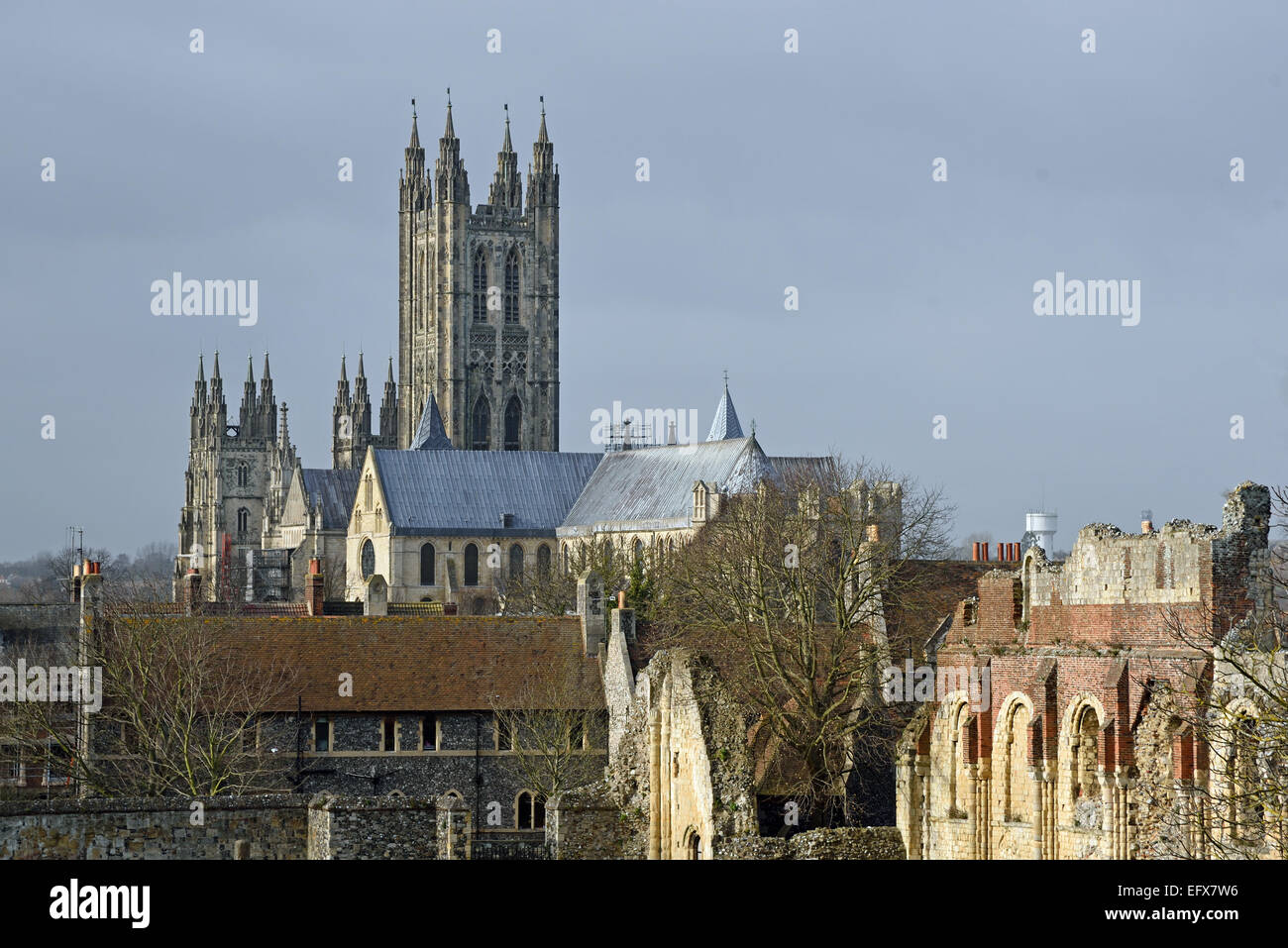 Die Kathedrale von Canterbury mit den Ruinen der St. Augustine´s Abbey im Vordergrund.  Canterbury, Kent, UK Stockfoto