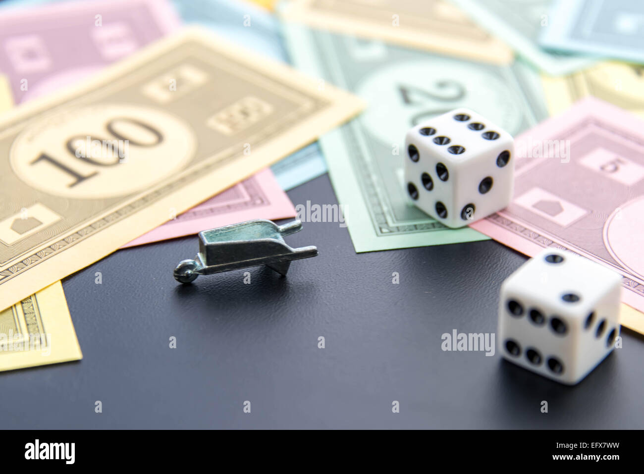 8. Februar 2015 - Houston, TX, USA.  Monopol Schubkarre, Würfel und Geld Stockfoto