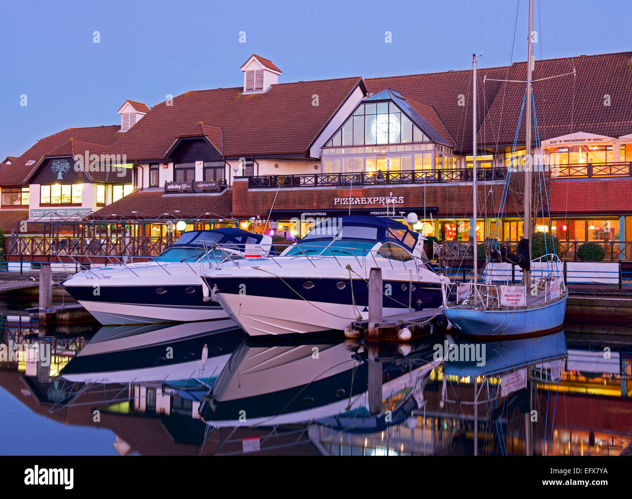 Boote vor Anker in der Marina in Port Solent, in der Abenddämmerung, Portsmouth, Hampshire, England UK Stockfoto