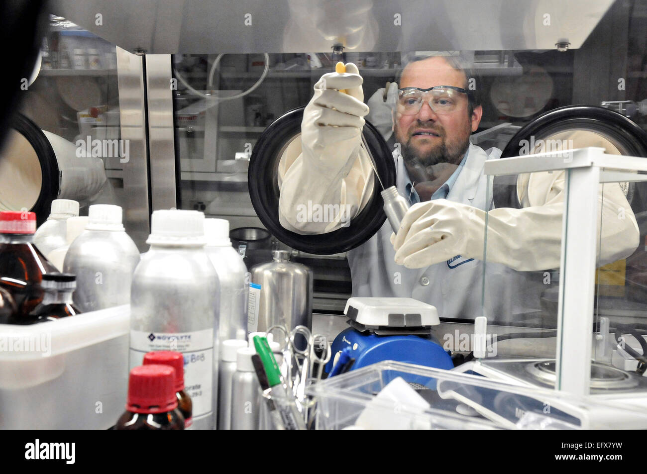 Argonne Chemiker Christopher Johnson Studien-Material für Batterien 2. April 2012 in Lemont, Illinois. Argonne des erweiterten Akku Materialsynthese und Herstellung R&D Programm konzentriert sich auf skalierbare Produktion von fortgeschrittenen Batteriematerialien in ausreichender Menge zum industriellen testen. Diese Arbeit soll zur Unterstützung der inländischen Batterie Produktion und ermöglichen den Übergang von neuen Materialien und Technologien auf den Markt. Stockfoto