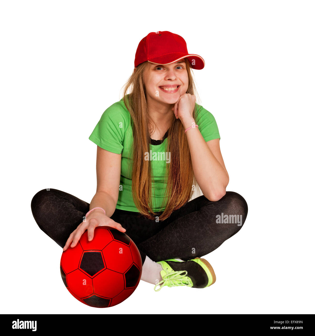Mädchen sitzen mit Ball auf dem weißen Hintergrund Stockfoto
