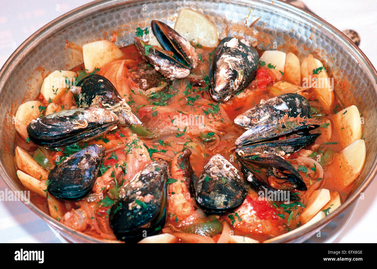 Portugal, Algarve: Typische Algarve Gericht "Cataplana" mit Meeresfrüchten Stockfoto