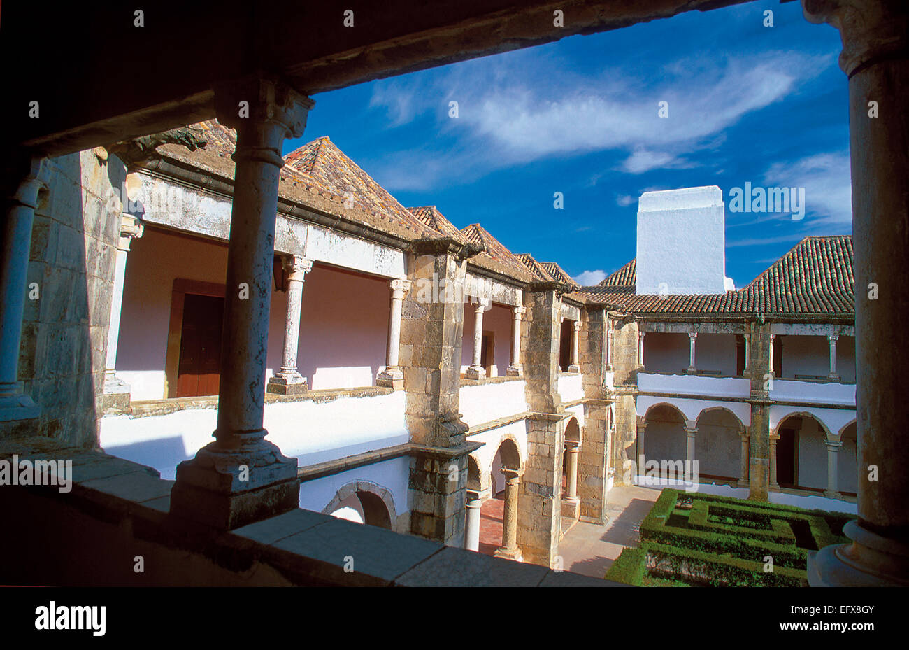 Portugal, Faro: Blick aus einem Korridor zum Patio des mittelalterlichen Kreuzgang im Museu Municipal und ehemaliges Kloster Stockfoto
