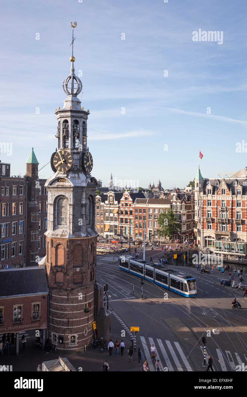 Der Munttoren ("Coin-Turm") oder Munt Tower in Amsterdam, Niederlande. Es steht auf der belebten Muntplein Quadrat. Stockfoto