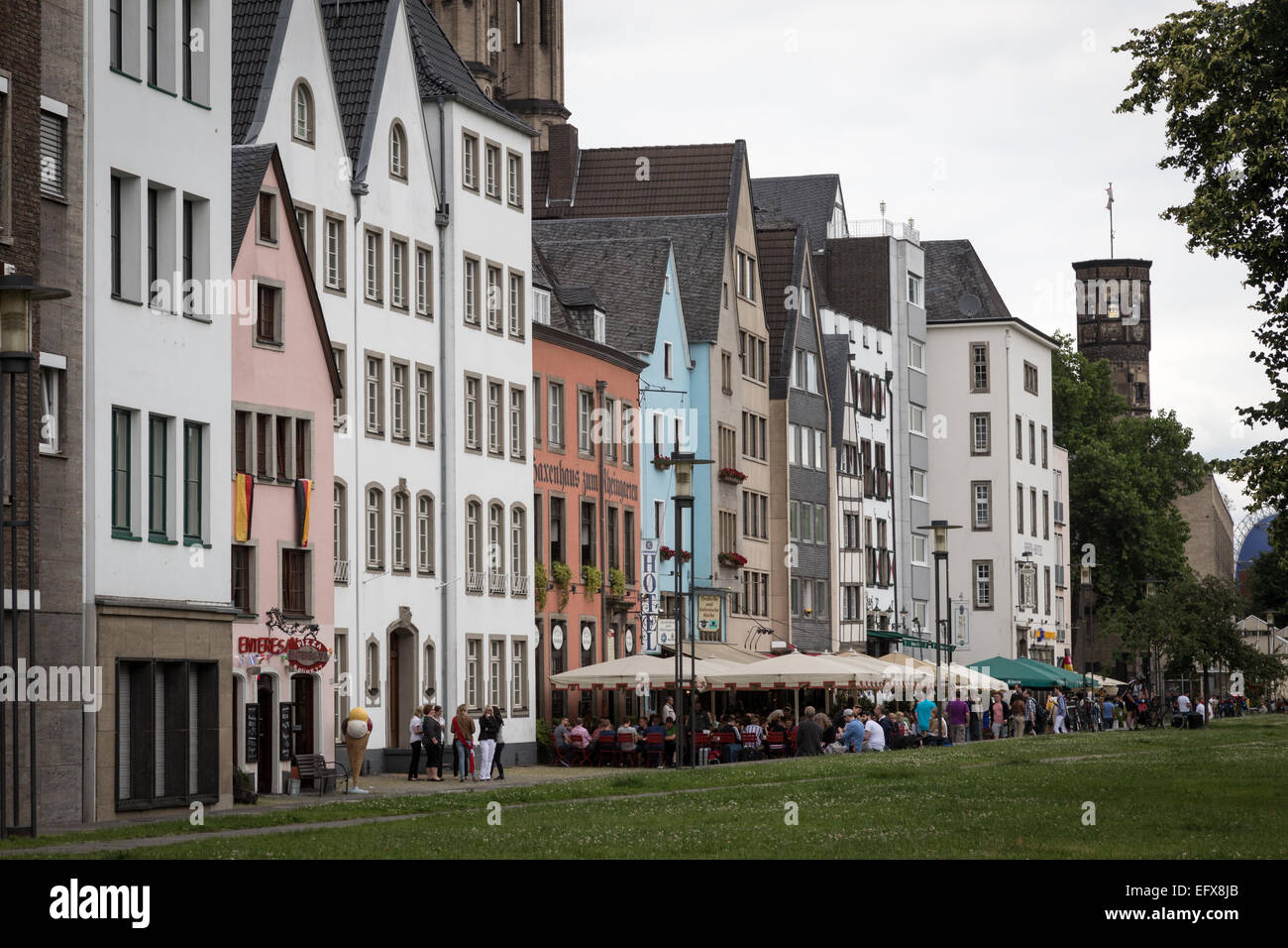 Bunte Gebäude säumen Rhein Fluss Ufer in Köln wie großen für WM Fußballspiele Kundenansturm. Stockfoto