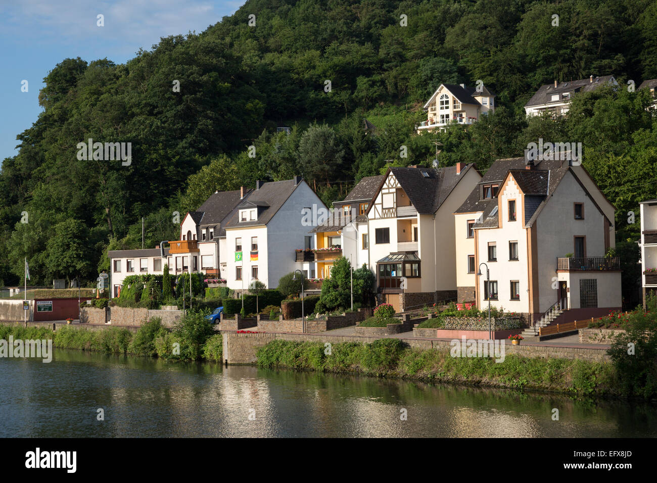 Wohnungen in Kattenes, Deutschland an den Ufern der Mosel. Stockfoto