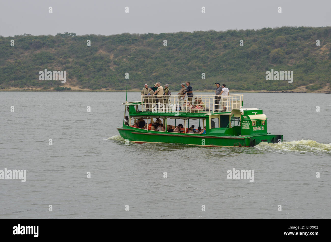 Reisen Sie in Afrika - Touristen auf einer Wildlife-spotting Bootstour rund um Lake Edward, QENP, Uganda. Von hinten. Stockfoto