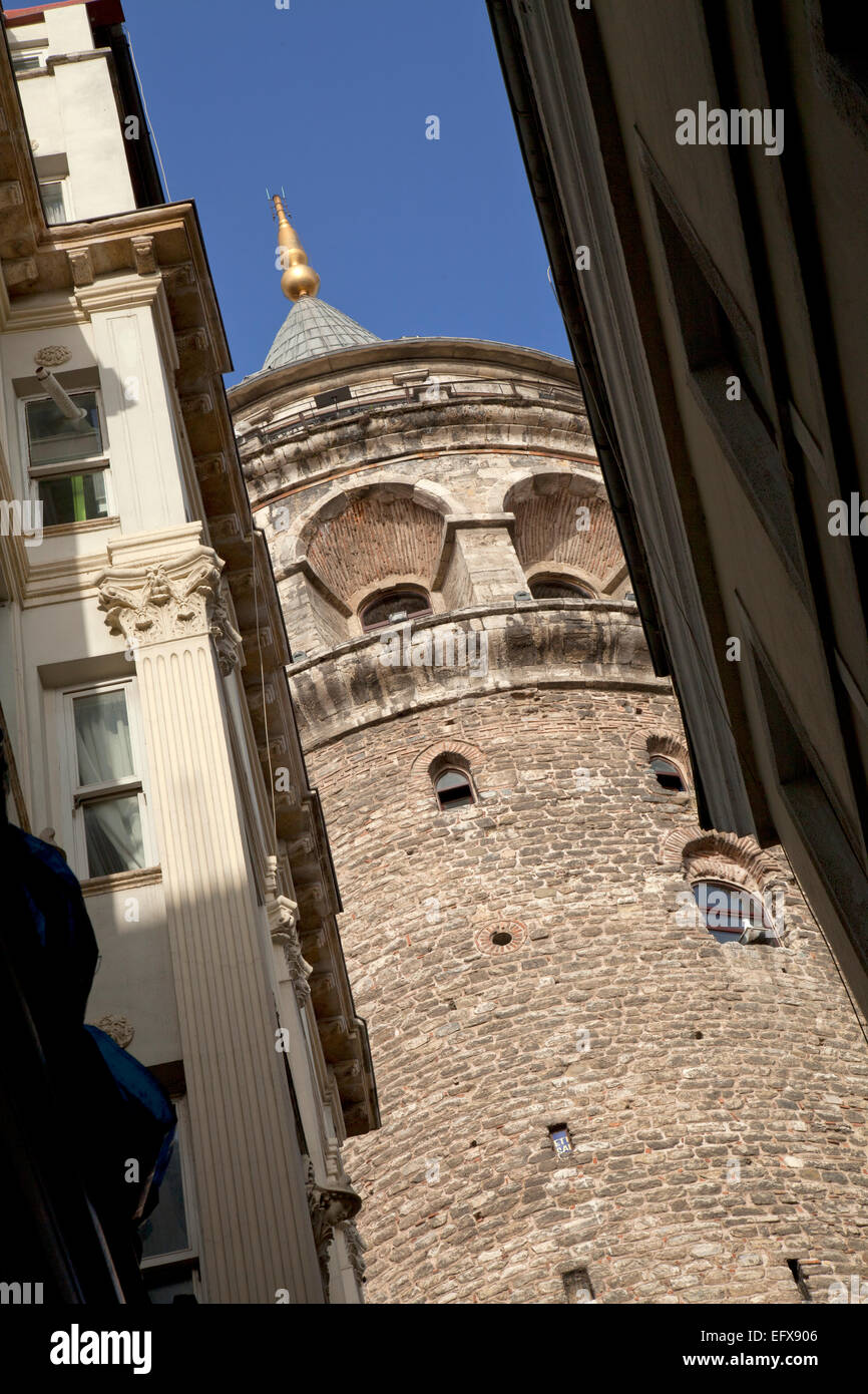 Galata-Turm, Beyoglu, Istanbul, abstrakte Nahaufnahme vom Straßenniveau Stockfoto